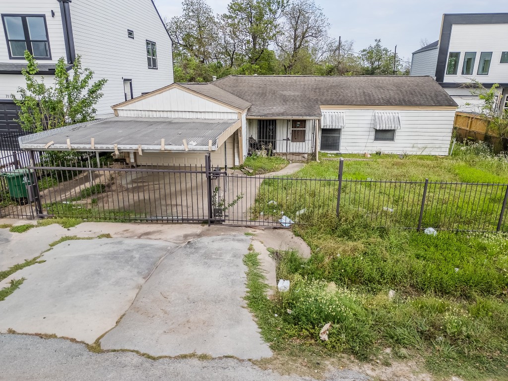 7121 England Street Houston, TX 77021 - Photo 10 of 13 a front view of a house with a garden