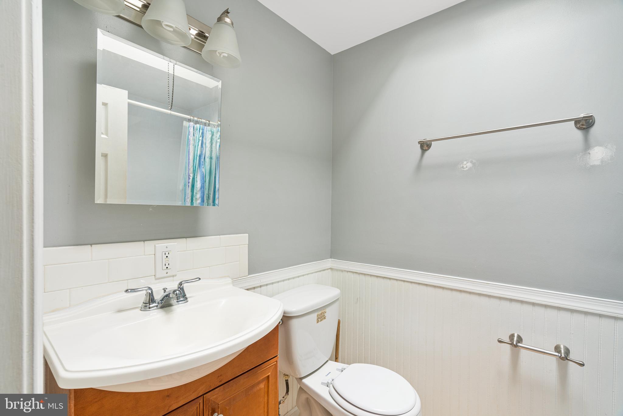 12541 Ramer Road Philadelphia, PA 19154 - Photo 15 of 38 2nd floor full hall bath