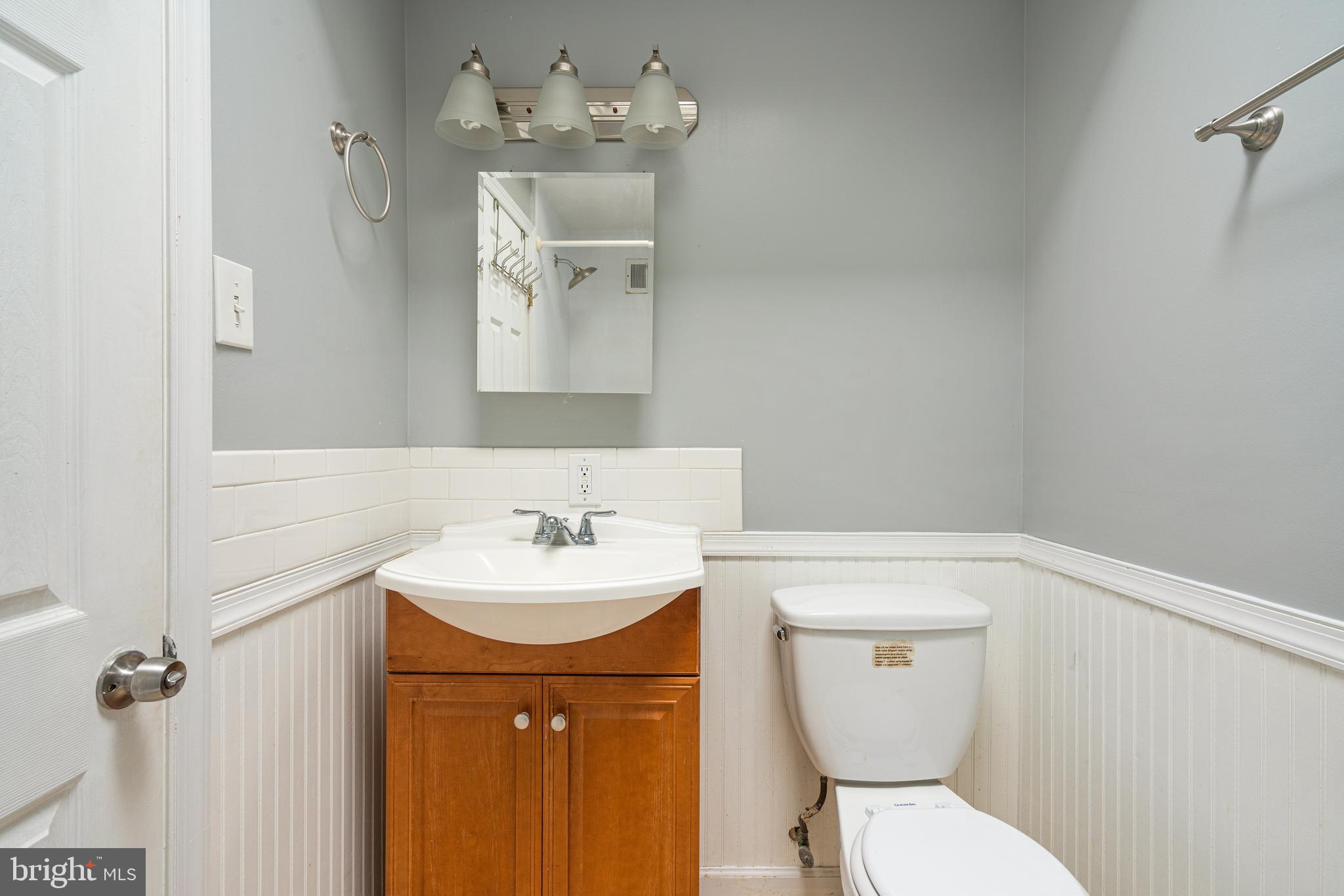 12541 Ramer Road Philadelphia, PA 19154 - Photo 16 of 38 2nd floor full hall bath