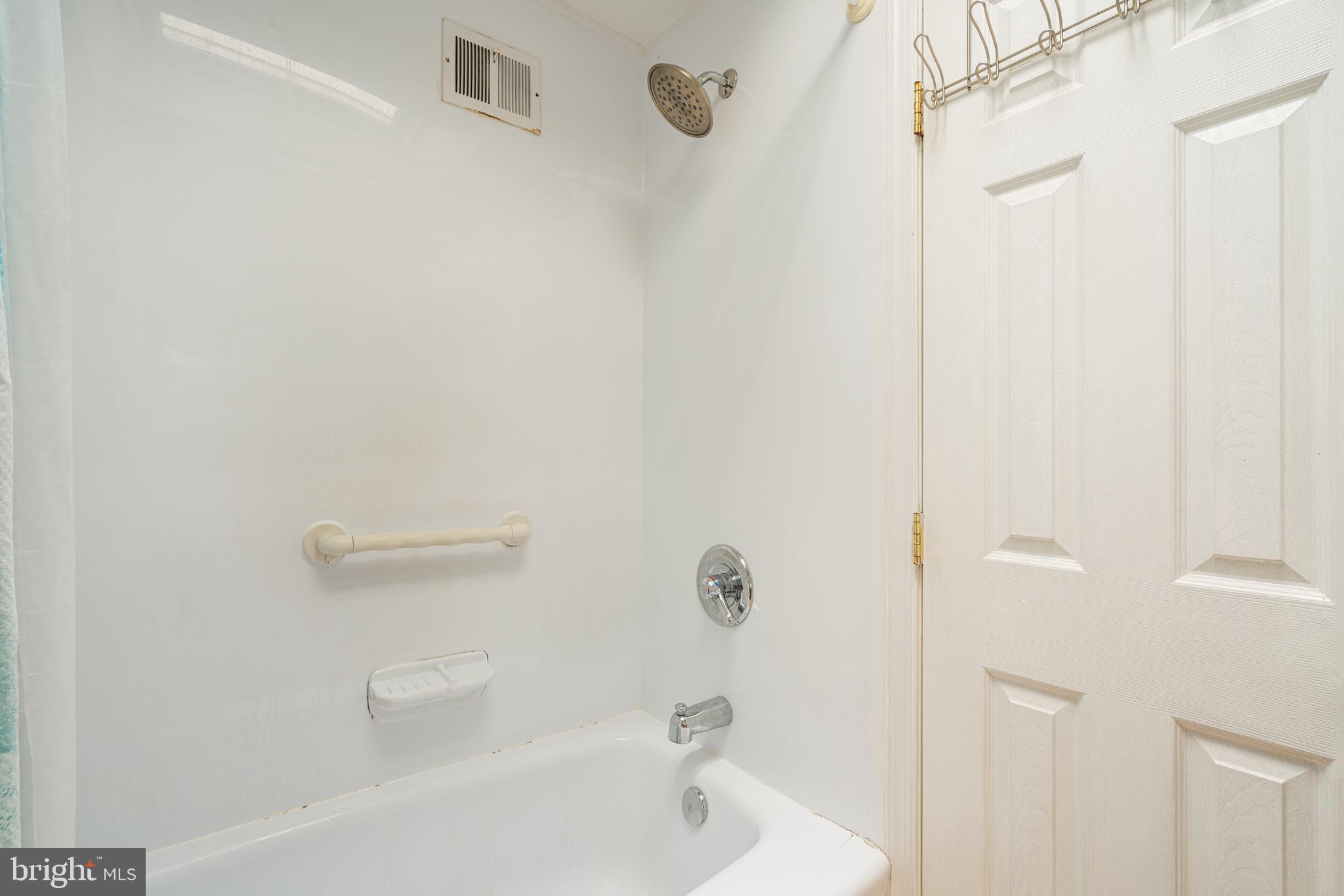 12541 Ramer Road Philadelphia, PA 19154 - Photo 17 of 38 2nd floor full hall bath