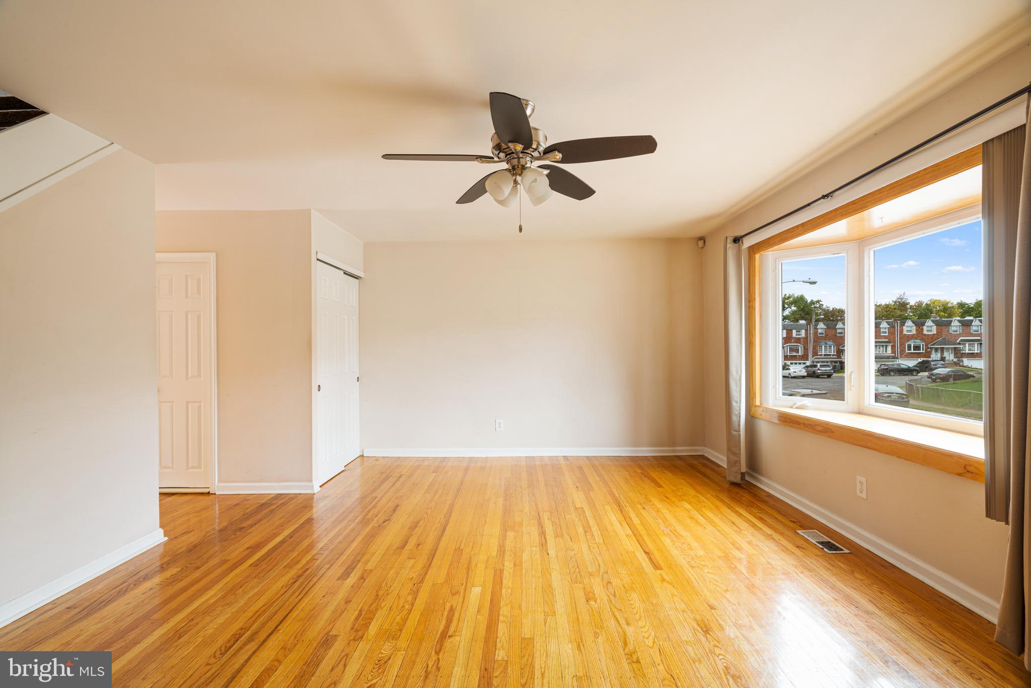 12541 Ramer Road Philadelphia, PA 19154 - Photo 4 of 38 Living room as you enter.