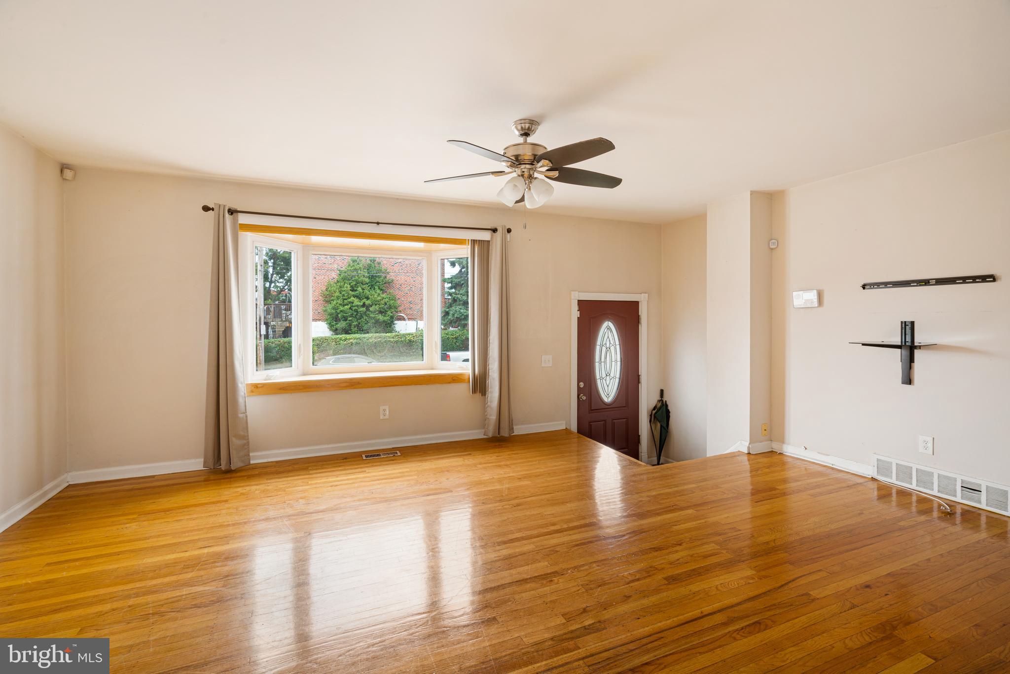 12541 Ramer Road Philadelphia, PA 19154 - Photo 6 of 38 Living Room looking towards front door.