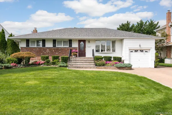$899,000 | 9 Rockaway Place, Massapequa, NY 11758