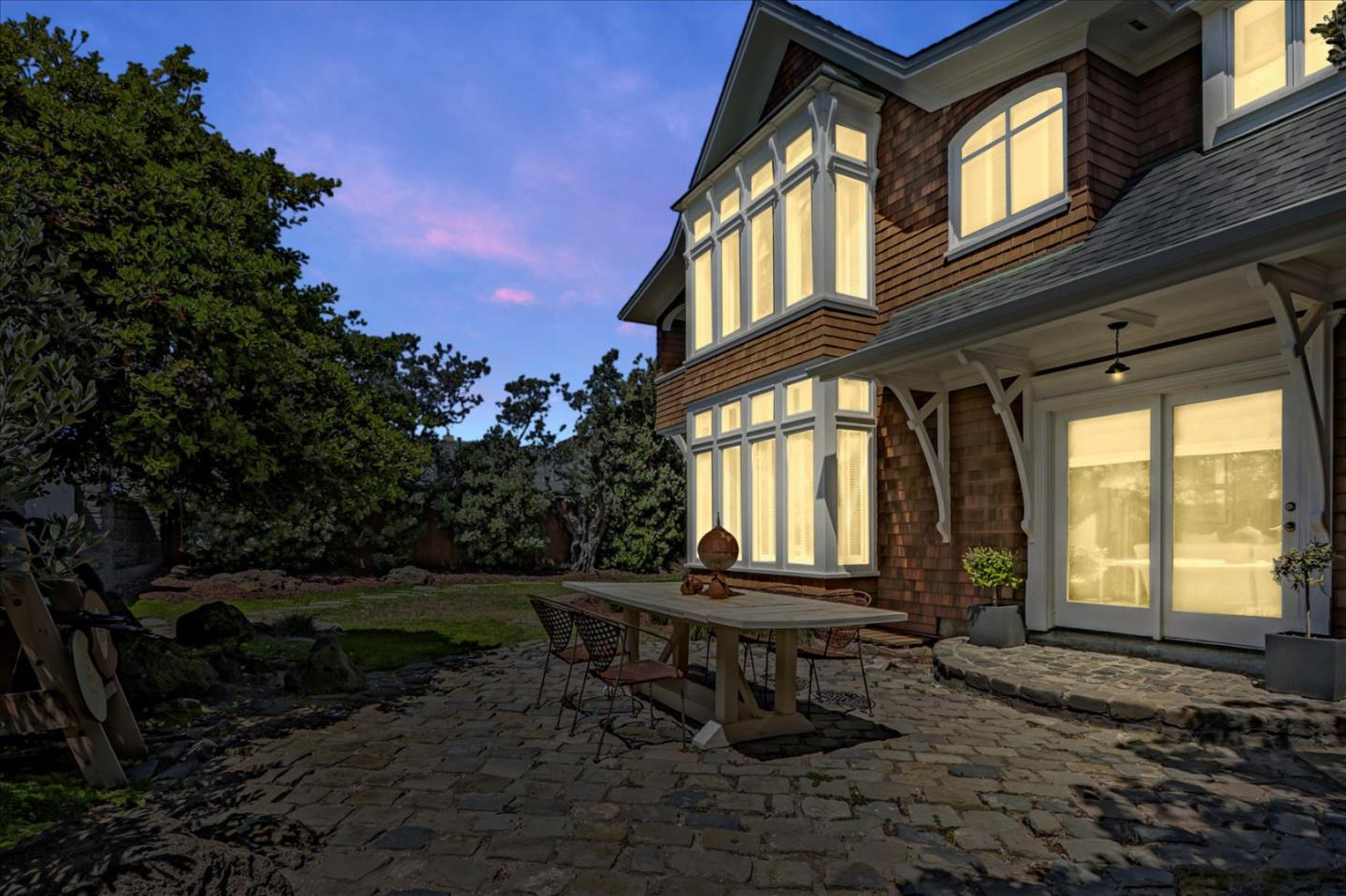 85 Clarendon Road Pacifica, CA 94044 - Photo 4 of 74 a backyard of a house with table and chairs