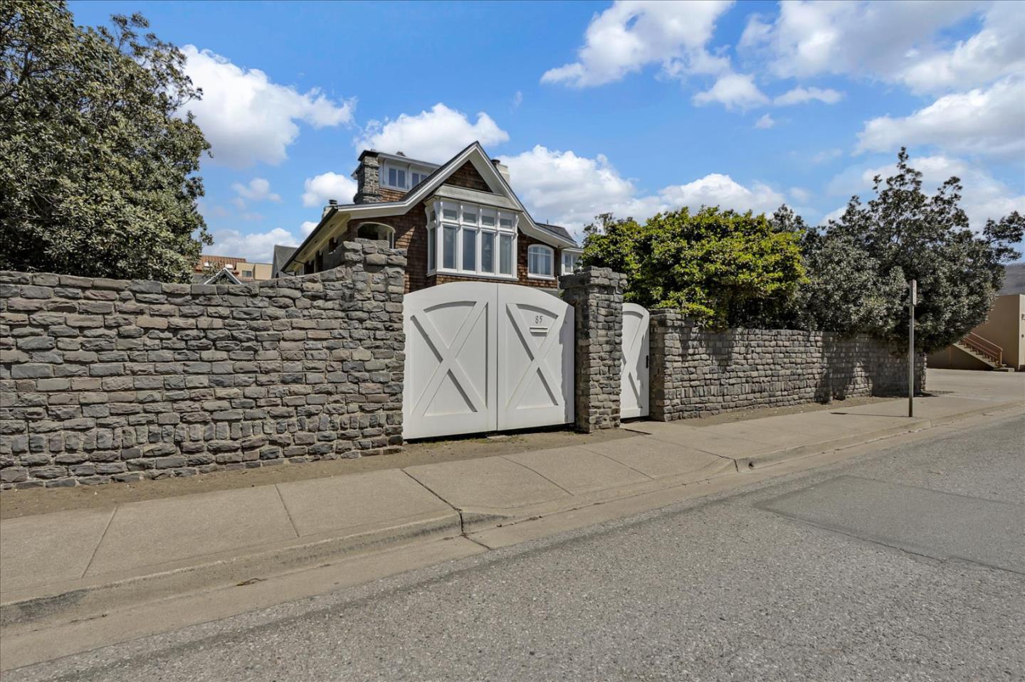 85 Clarendon Road Pacifica, CA 94044 - Photo 5 of 74 a front view of a house with a yard