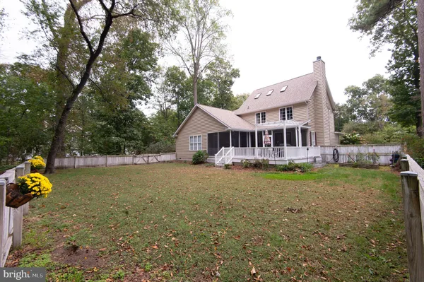 a view of a house with yard and trees