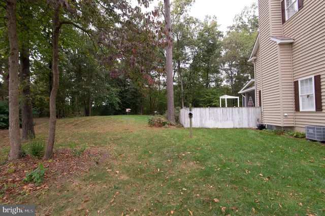 a view of a house with yard and trees