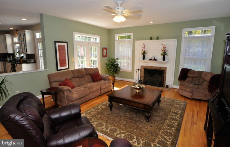 2650 Five Oaks Road Vienna, VA 22181 - Photo 8 of 30 Family Room
