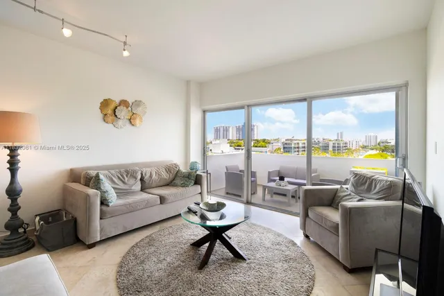 $4,600 | 3 Island Avenue, Unit 7C, Miami Beach, FL 33139