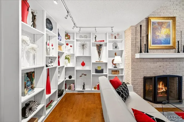 $325,000 | 2 Tanewood Court, Belleville, IL 62223