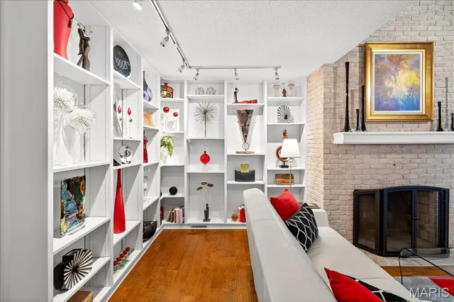 $325,000 | 2 Tanewood Court, Belleville, IL 62223