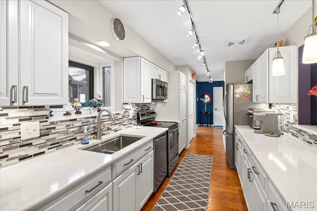 $325,000 | 2 Tanewood Court, Belleville, IL 62223