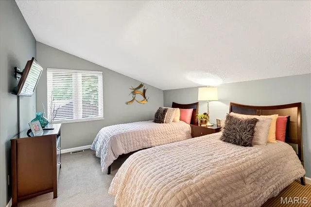 $325,000 | 2 Tanewood Court, Belleville, IL 62223