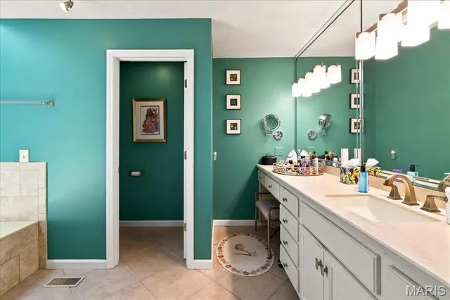 $325,000 | 2 Tanewood Court, Belleville, IL 62223