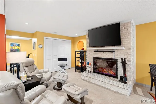 $325,000 | 2 Tanewood Court, Belleville, IL 62223