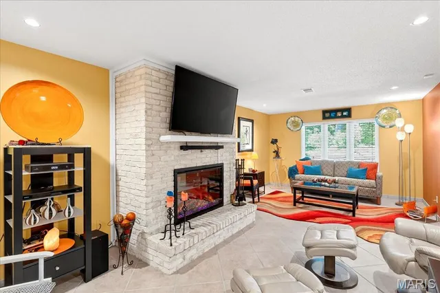 $325,000 | 2 Tanewood Court, Belleville, IL 62223