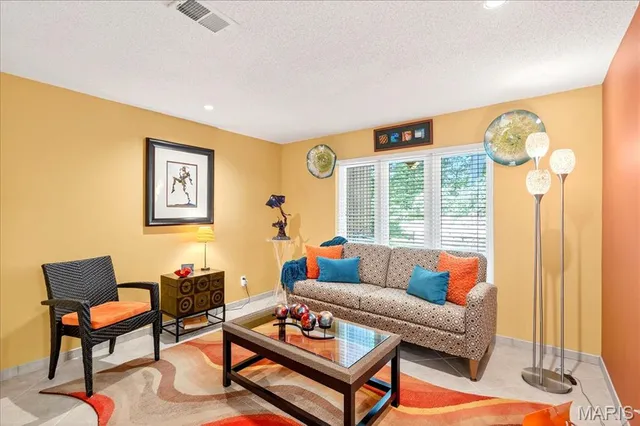 $325,000 | 2 Tanewood Court, Belleville, IL 62223