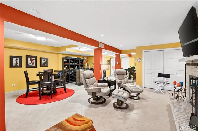 $325,000 | 2 Tanewood Court, Belleville, IL 62223