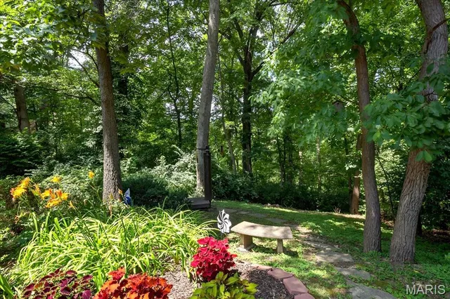 $325,000 | 2 Tanewood Court, Belleville, IL 62223