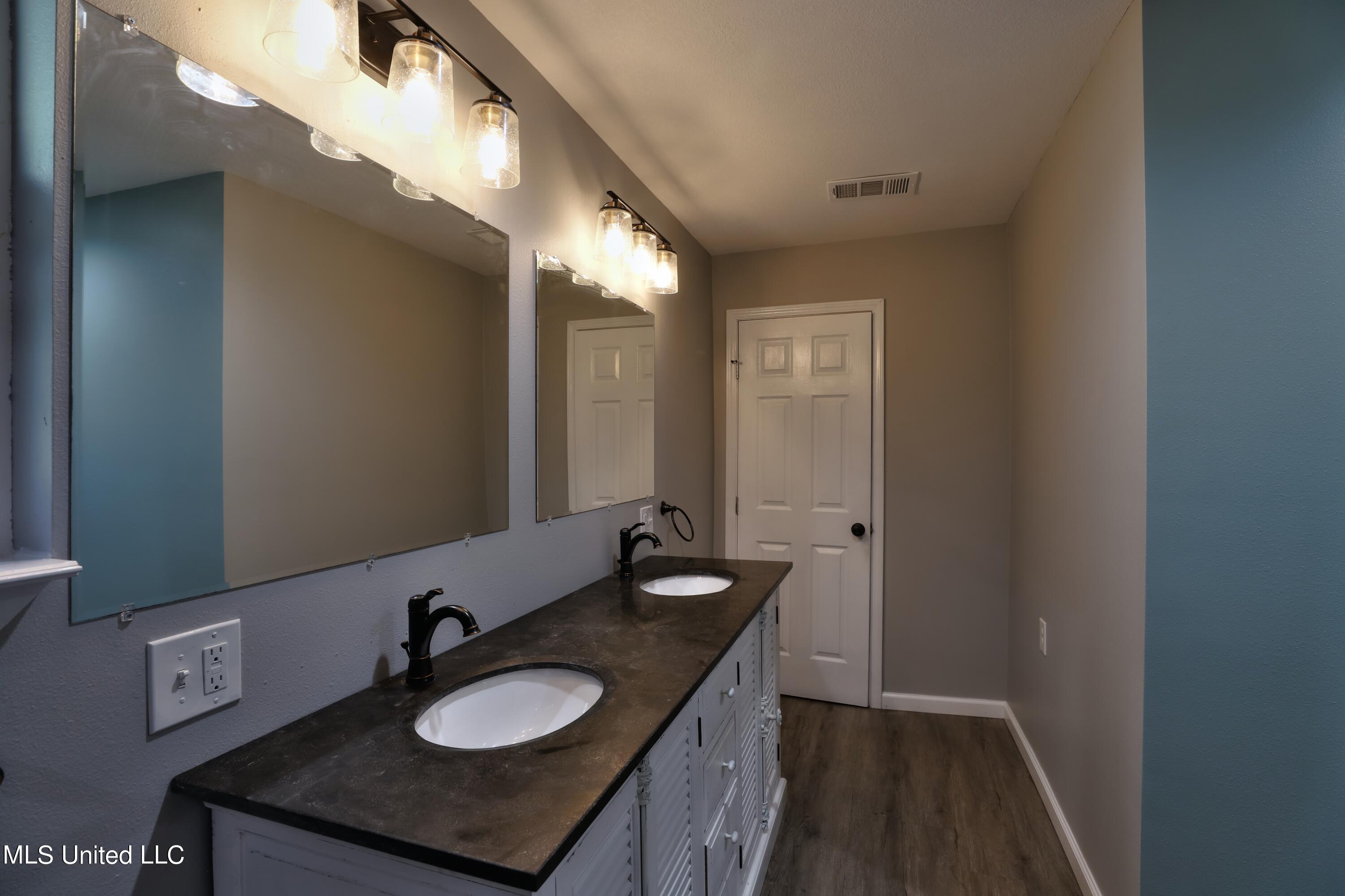 402 Jim Money Road Biloxi, MS 39531 - Photo 15 of 20 Master Bathroom