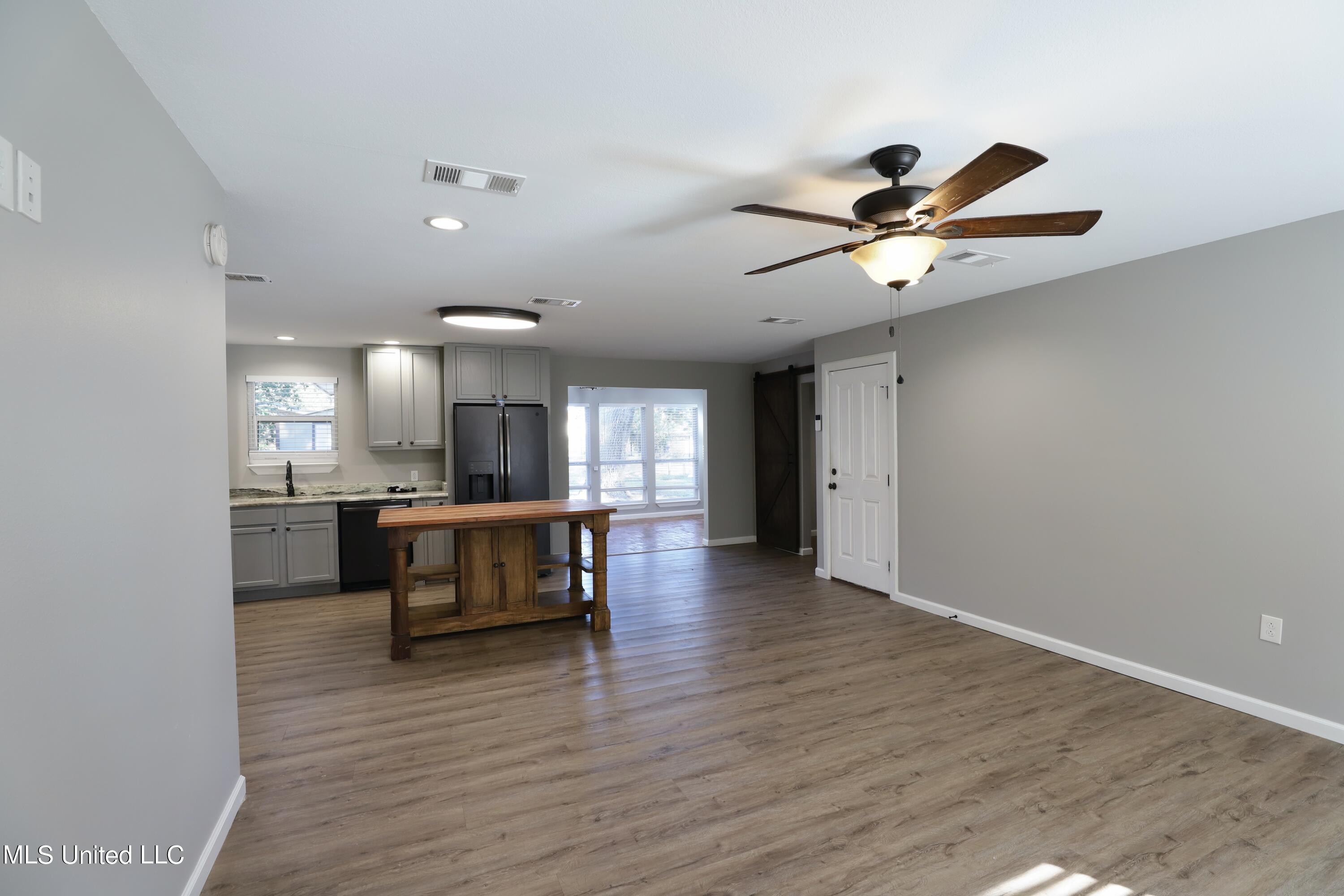 402 Jim Money Road Biloxi, MS 39531 - Photo 4 of 20 Living Room