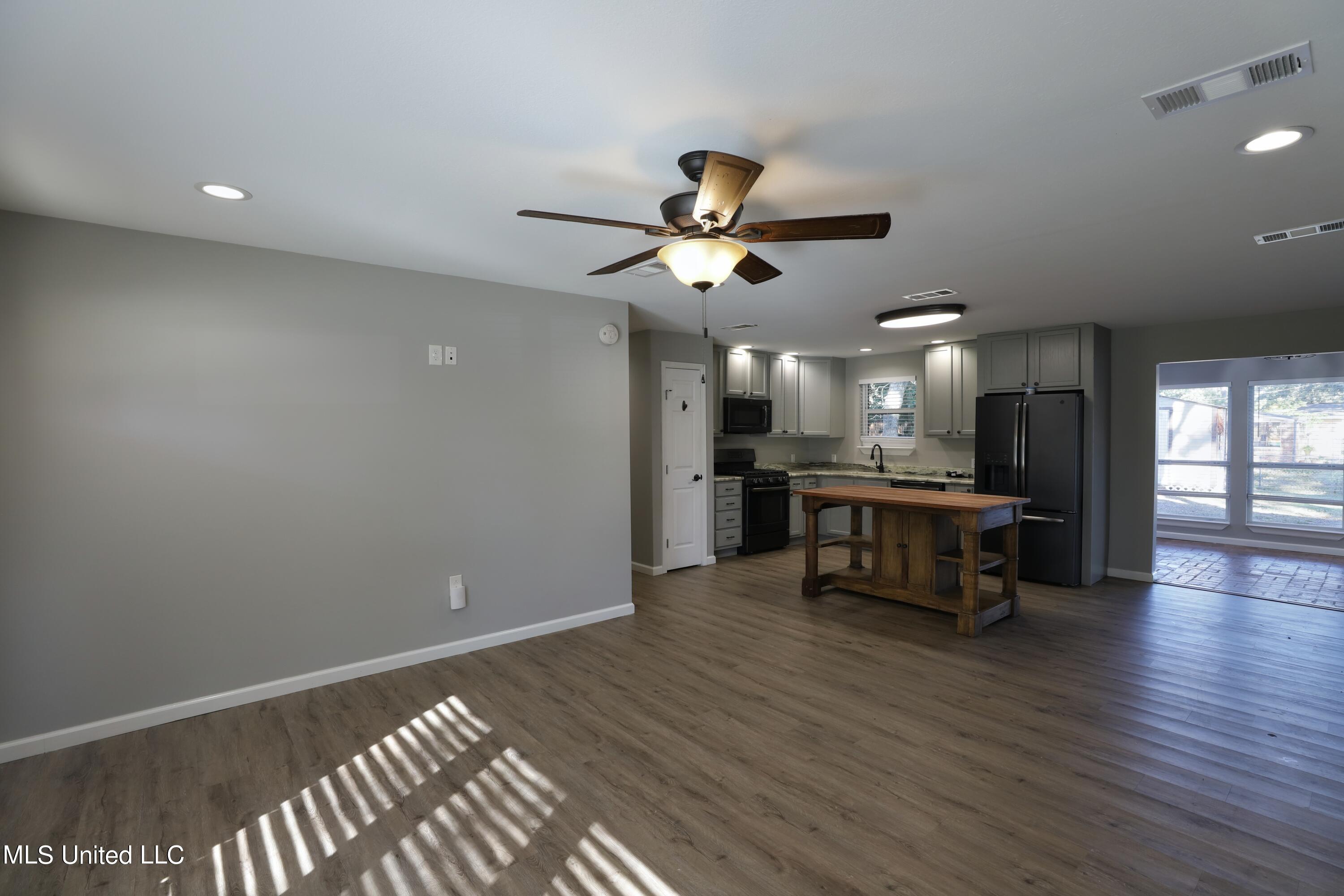 402 Jim Money Road Biloxi, MS 39531 - Photo 5 of 20 Living Room
