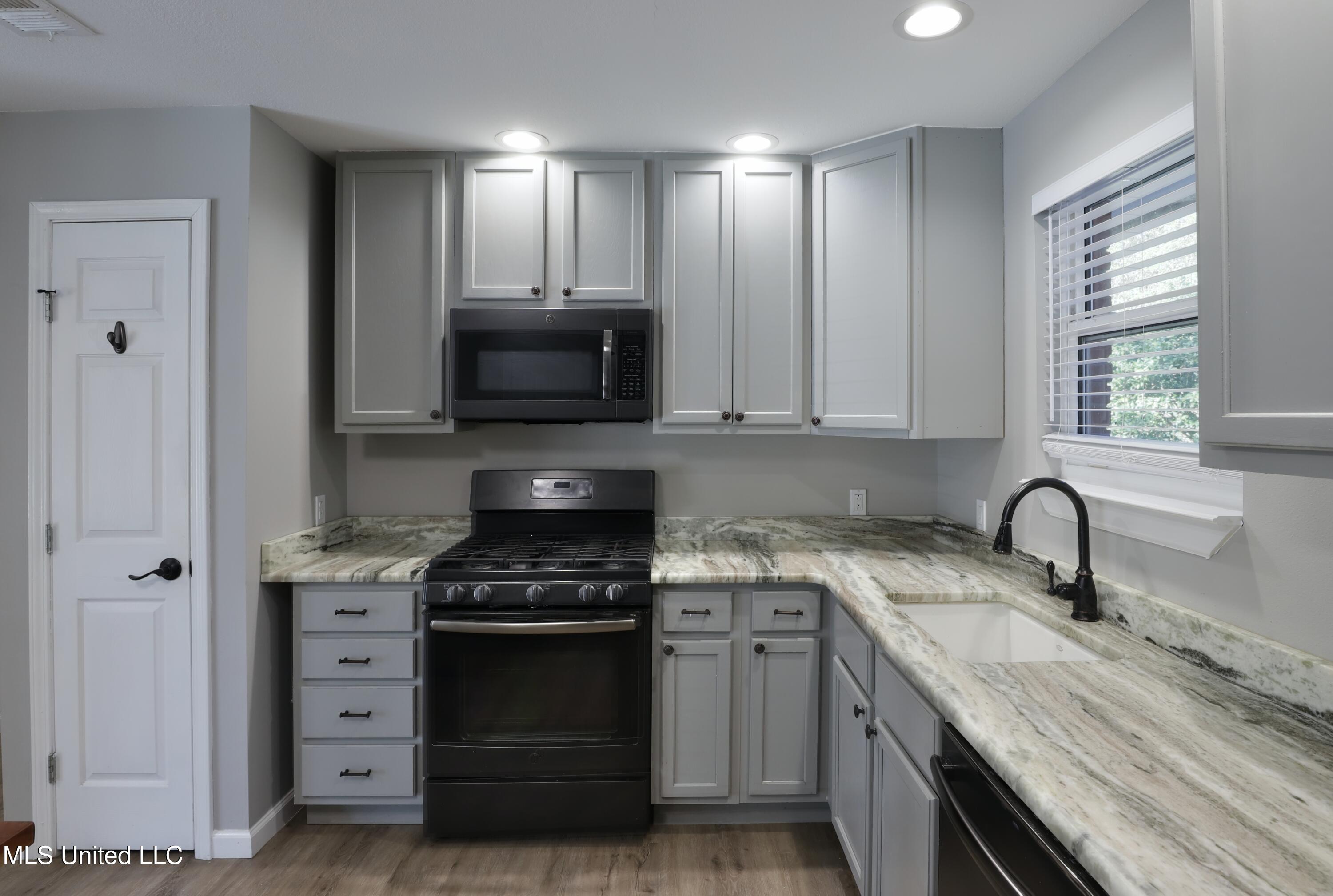 402 Jim Money Road Biloxi, MS 39531 - Photo 7 of 20 Kitchen