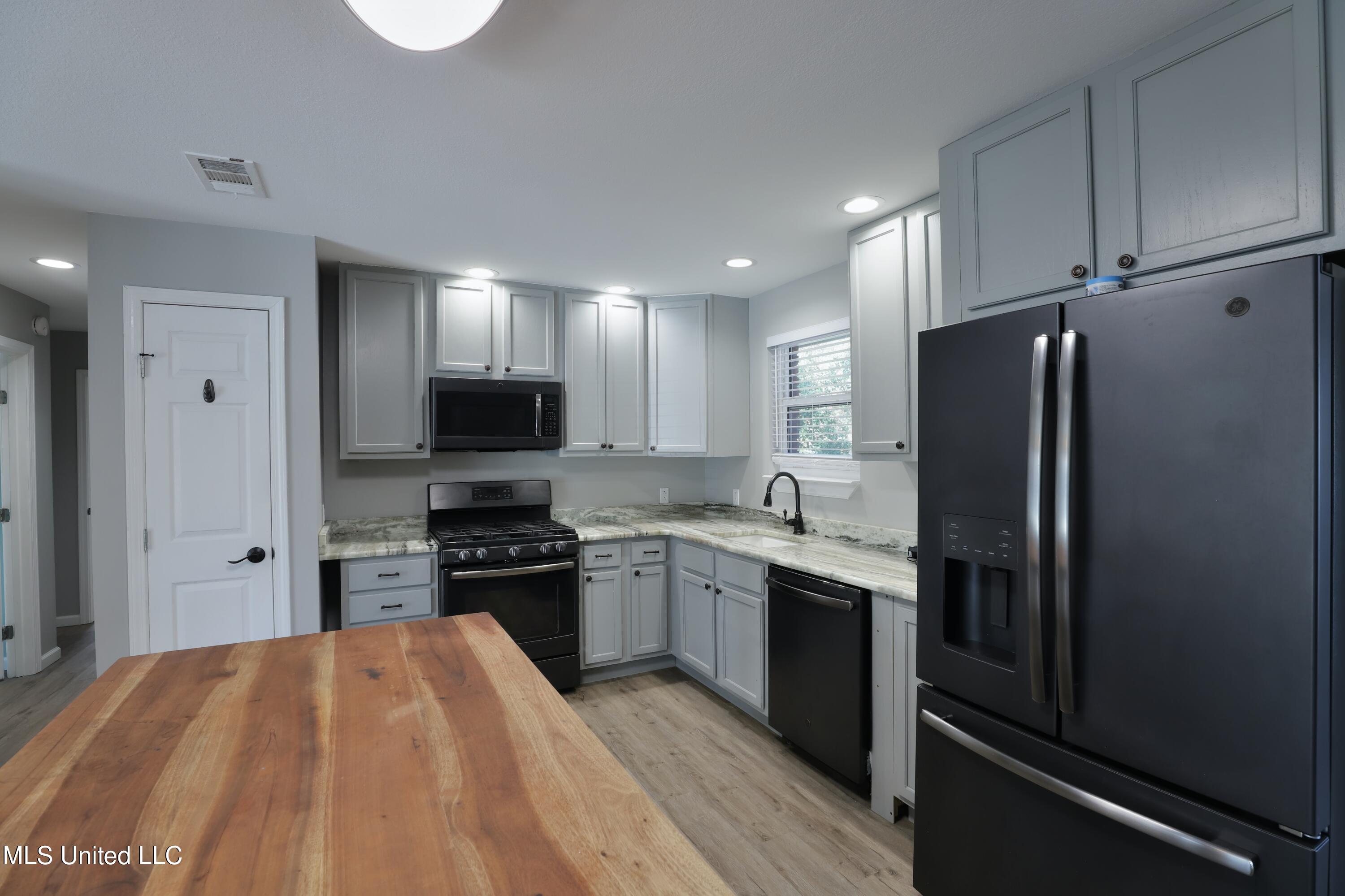 402 Jim Money Road Biloxi, MS 39531 - Photo 8 of 20 Kitchen