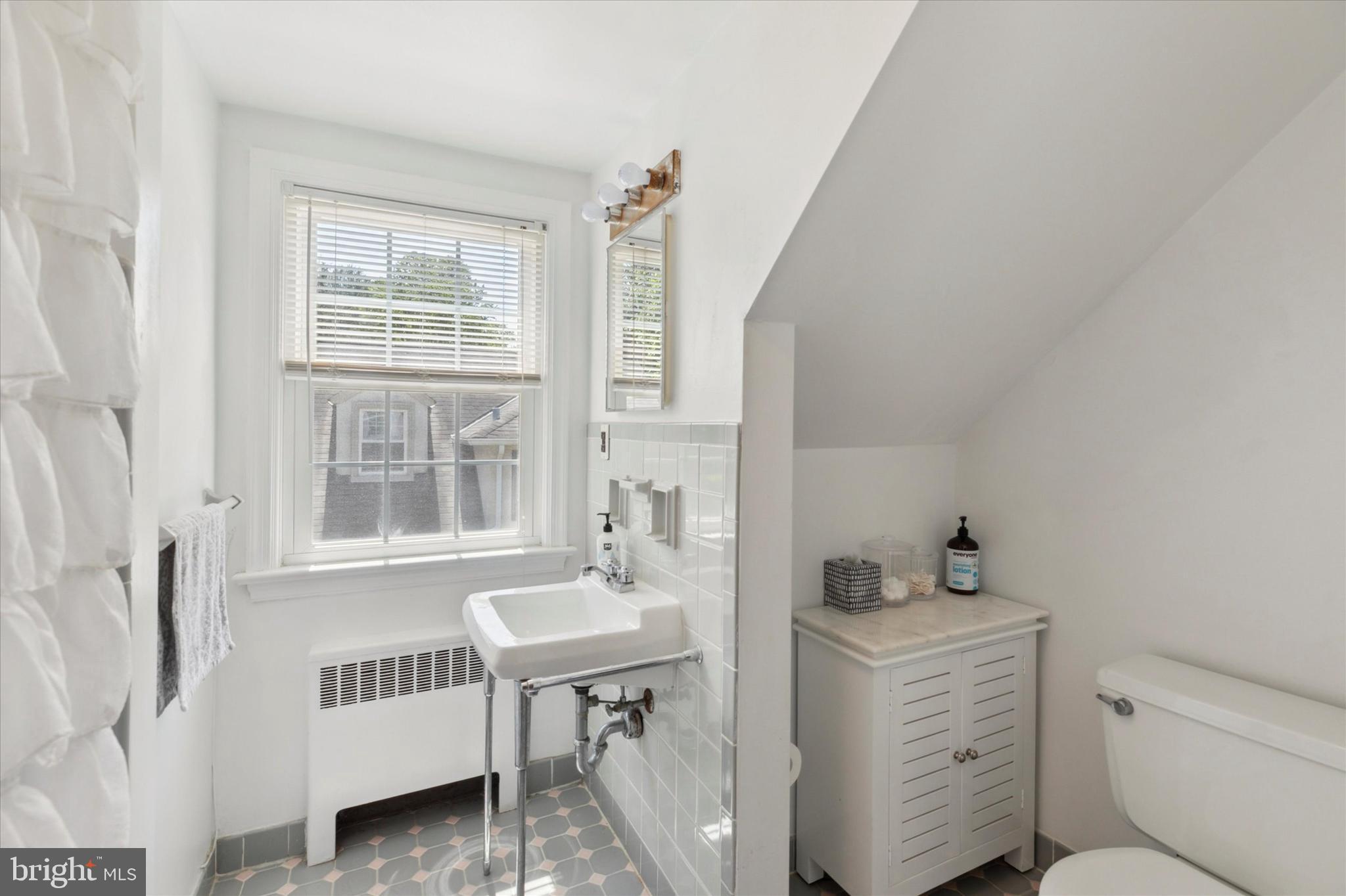 107 Calvarese Lane Wayne, PA 19087 - Photo 17 of 23 Main bedroom bath