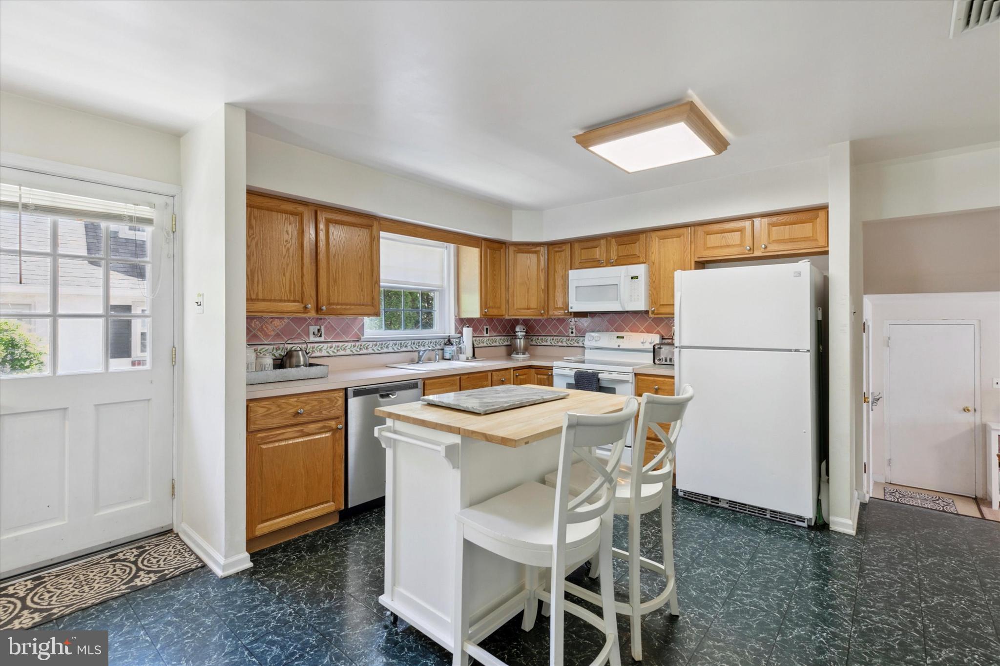 107 Calvarese Lane Wayne, PA 19087 - Photo 5 of 23 Kitchen