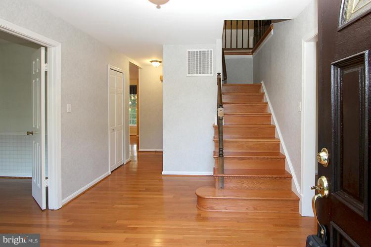 4401 Rendale Court Olney, MD 20832 - Photo 3 of 30 foyer