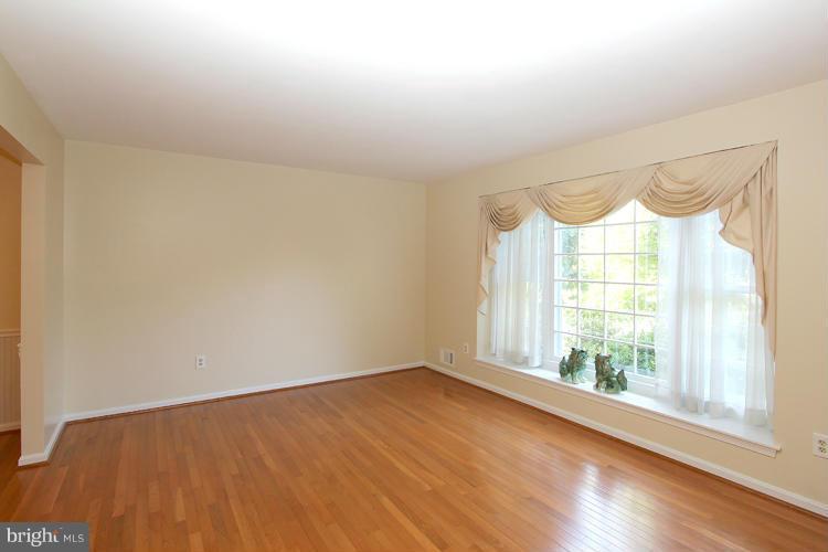 4401 Rendale Court Olney, MD 20832 - Photo 5 of 30 Living Room