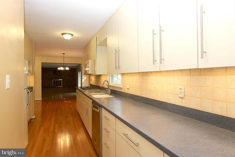 4401 Rendale Court Olney, MD 20832 - Photo 8 of 30 Kitchen with upgraded countertops/cabinets
