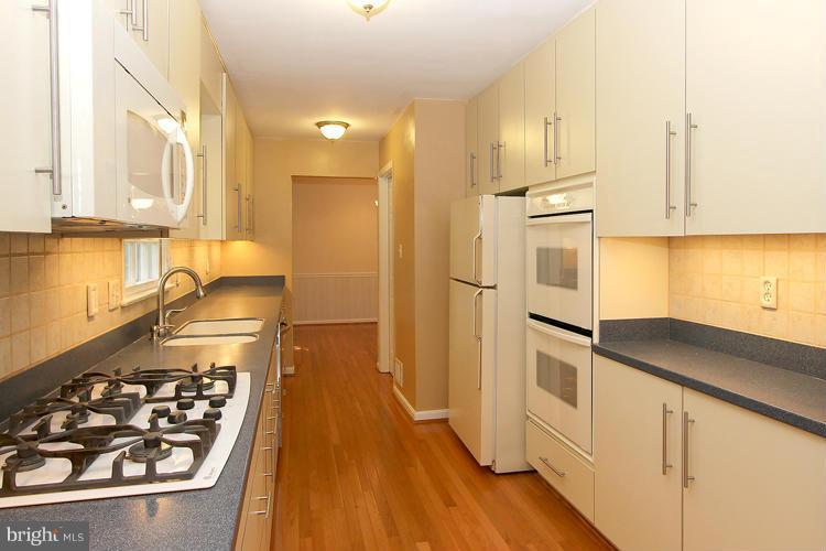 4401 Rendale Court Olney, MD 20832 - Photo 9 of 30 Kitchen with 5-burner gas cooktop