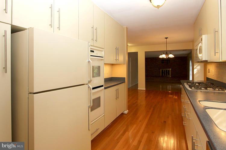 4401 Rendale Court Olney, MD 20832 - Photo 10 of 30 Hardwood floors