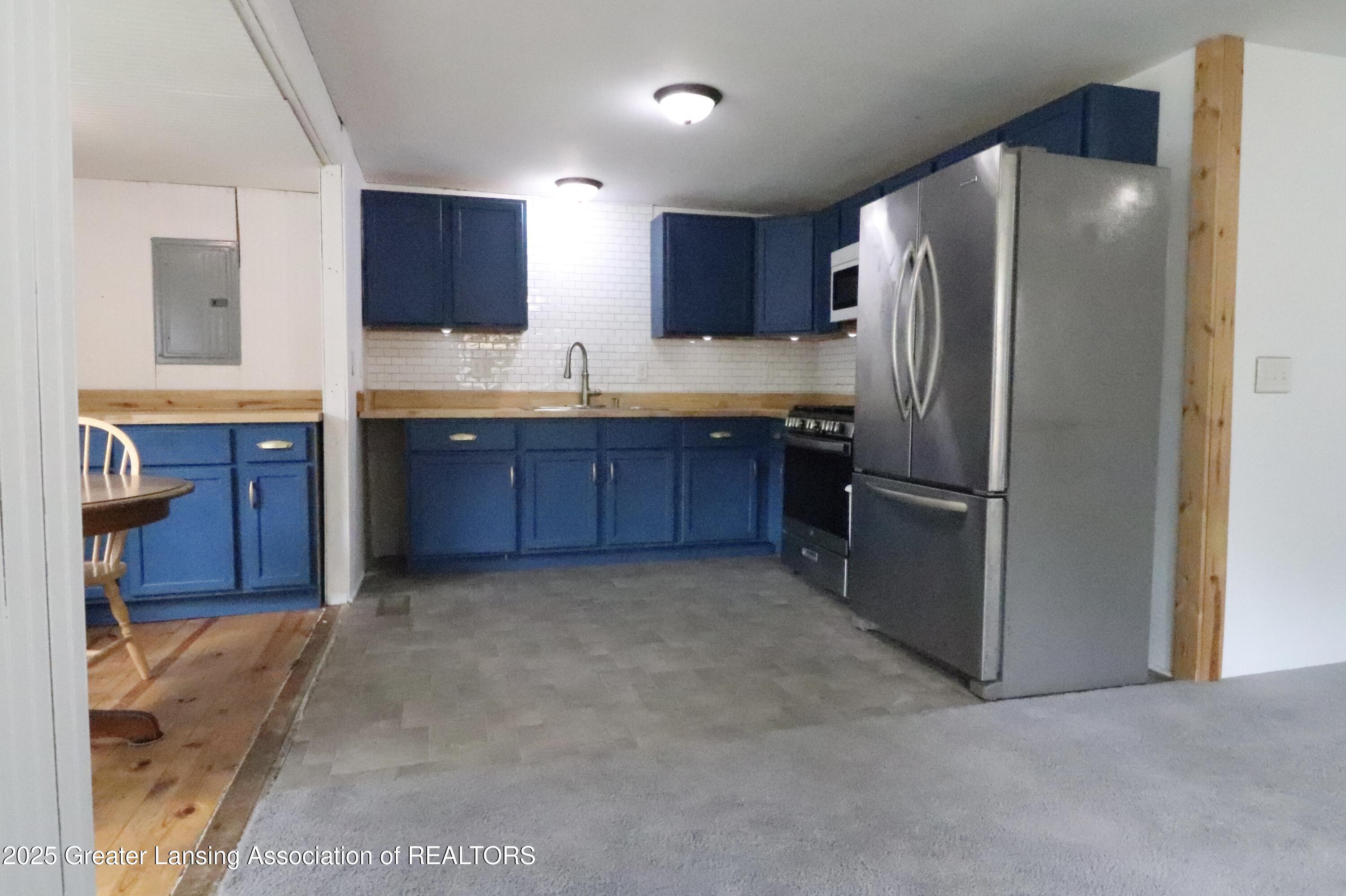 5413 South Waverly Road Lansing, MI 48911 - Photo 5 of 24 IMG_7640
