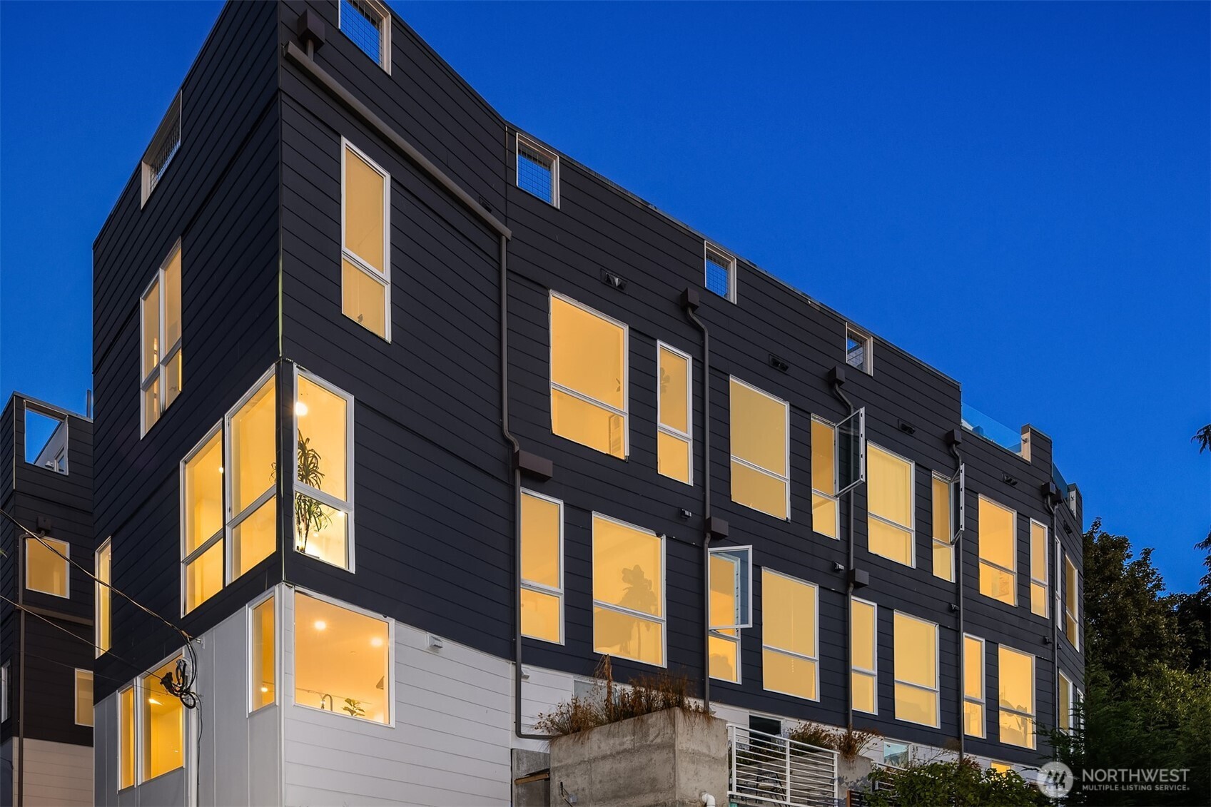 629 13th Avenue East Seattle, WA 98102 - Photo 32 of 36 a view of a building