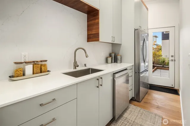 $999,900 | 629 13th Avenue East, Seattle, WA 98102