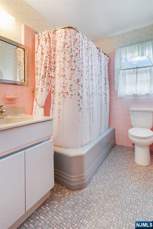 378 Lookout Avenue Hackensack, NJ 07601 - Photo 13 of 32 a bathroom with a sink toilet and shower