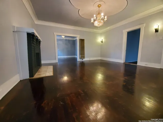 a view of livingroom and hardwood floor