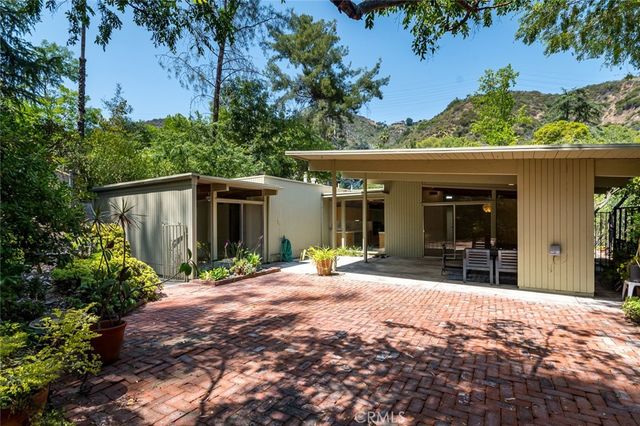 a view of a house with backyard and garden