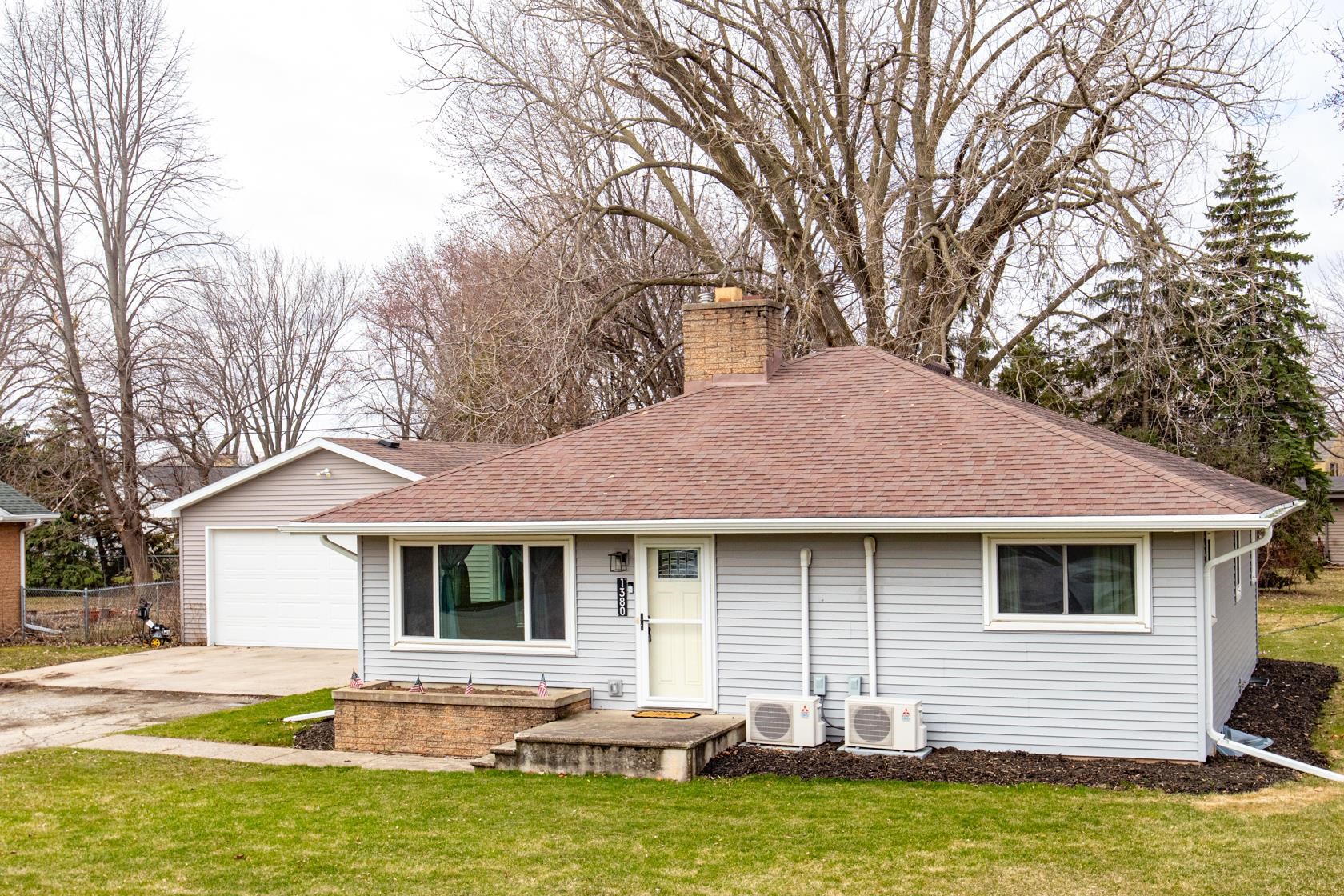 1380 Lakeview Lane Menasha, WI 54952 - Photo 1 of 28