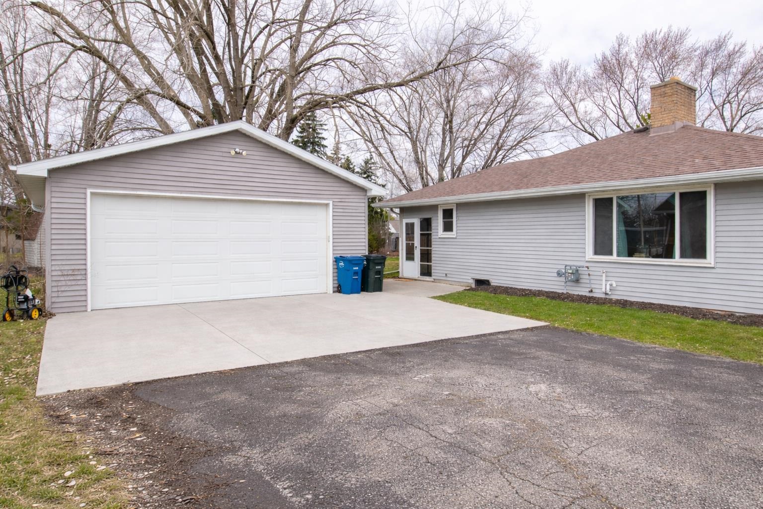 1380 Lakeview Lane Menasha, WI 54952 - Photo 2 of 28