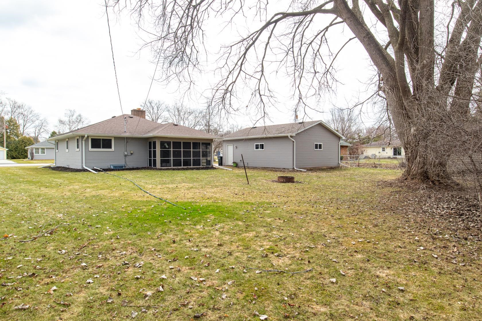 1380 Lakeview Lane Menasha, WI 54952 - Photo 4 of 28