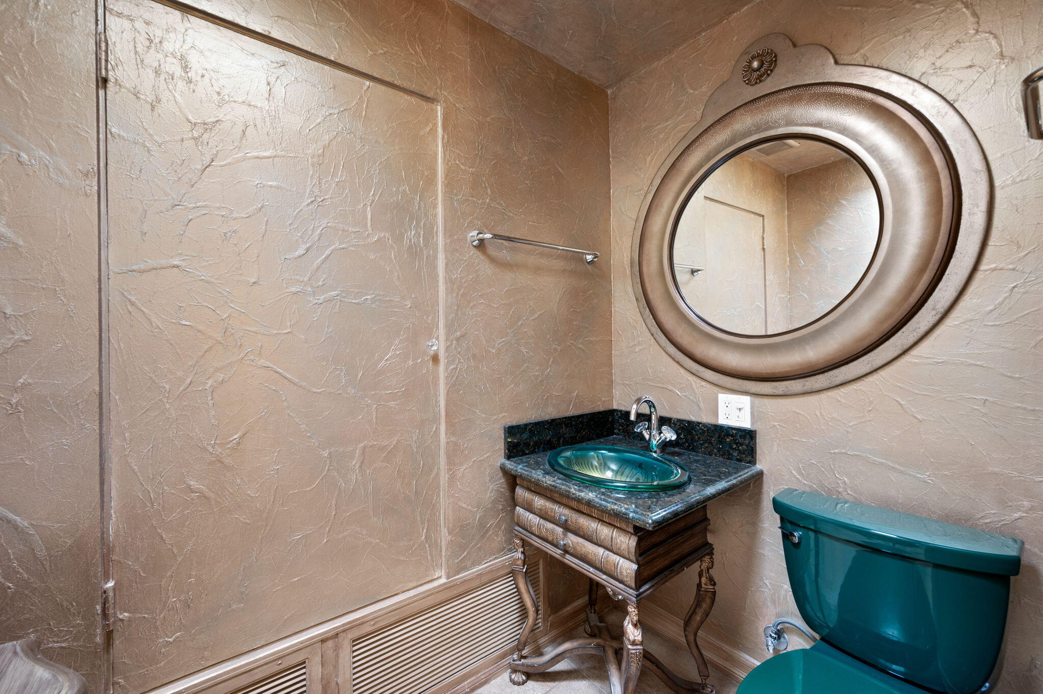 77675 Seminole Road Indian Wells, CA 92210 - Photo 27 of 40 a living room with a sink and a mirror