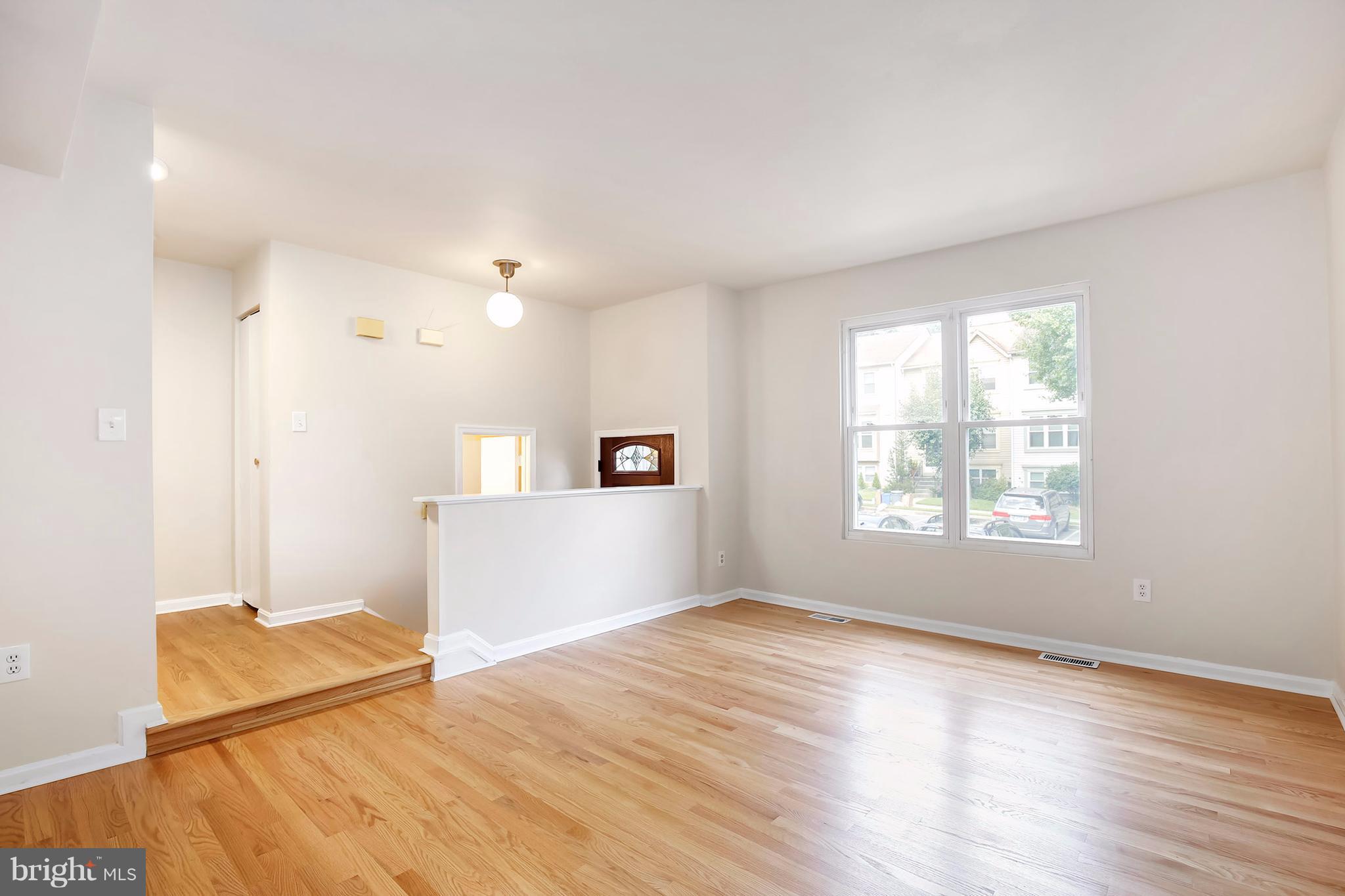 41 Kinsman View Circle Silver Spring, MD 20901 - Photo 4 of 30 Living Room