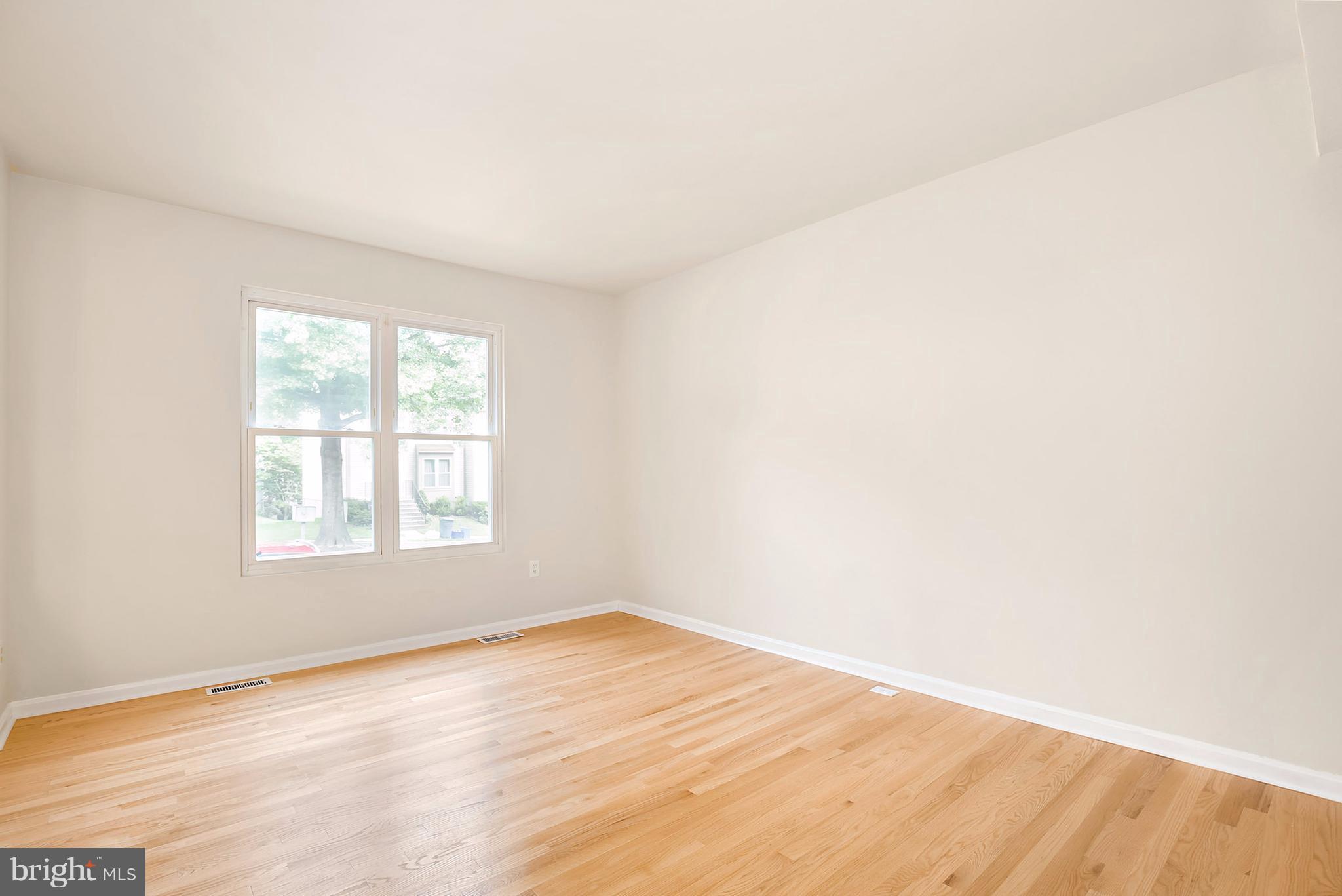 41 Kinsman View Circle Silver Spring, MD 20901 - Photo 5 of 30 Living Room