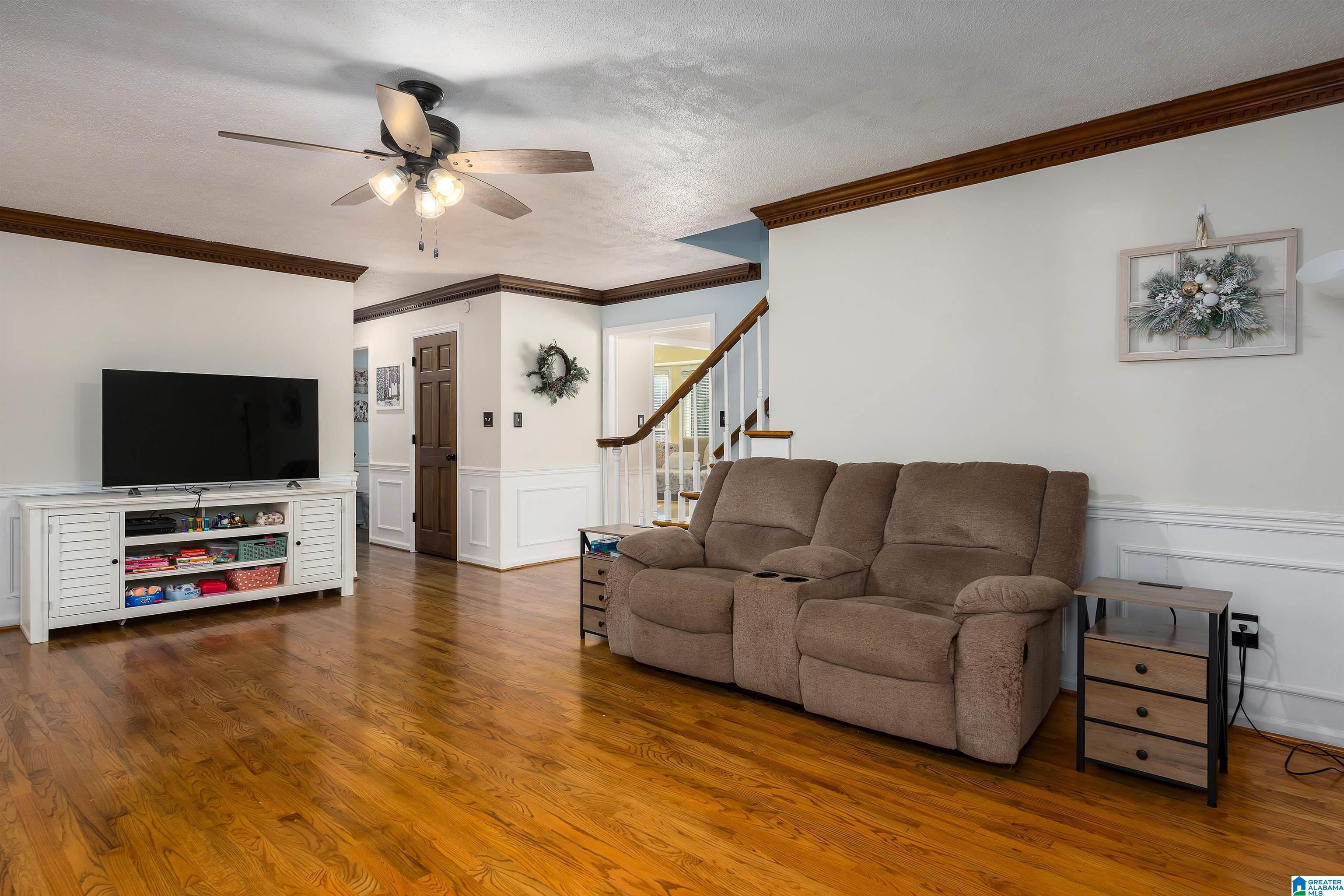 402 Pineway Drive Hoover, AL 35226 - Photo 8 of 37