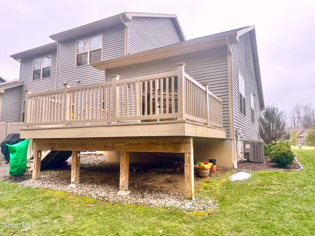 $569,900 | 25 Canterbury Lane, Bethlehem, NY 12054