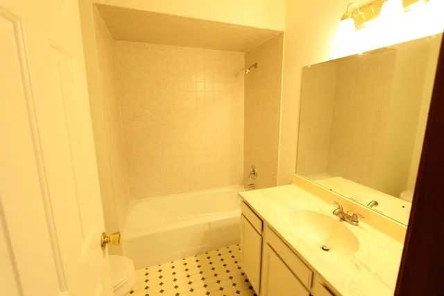 $140,000 | 1111 East Jefferson Street, Unit 3, Bloomington, IL 61701